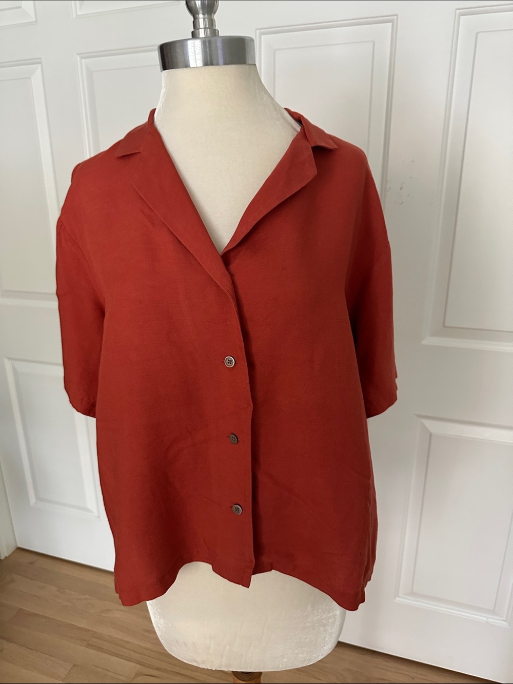 Uniqlo Short-Sleeve Button-Front Shirt in Rust, Size S